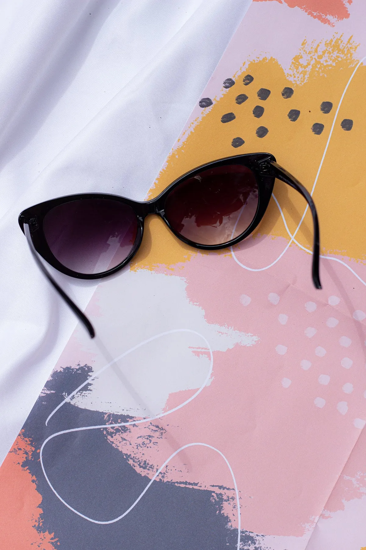 Curved Classic Cat Eye Sunglasses