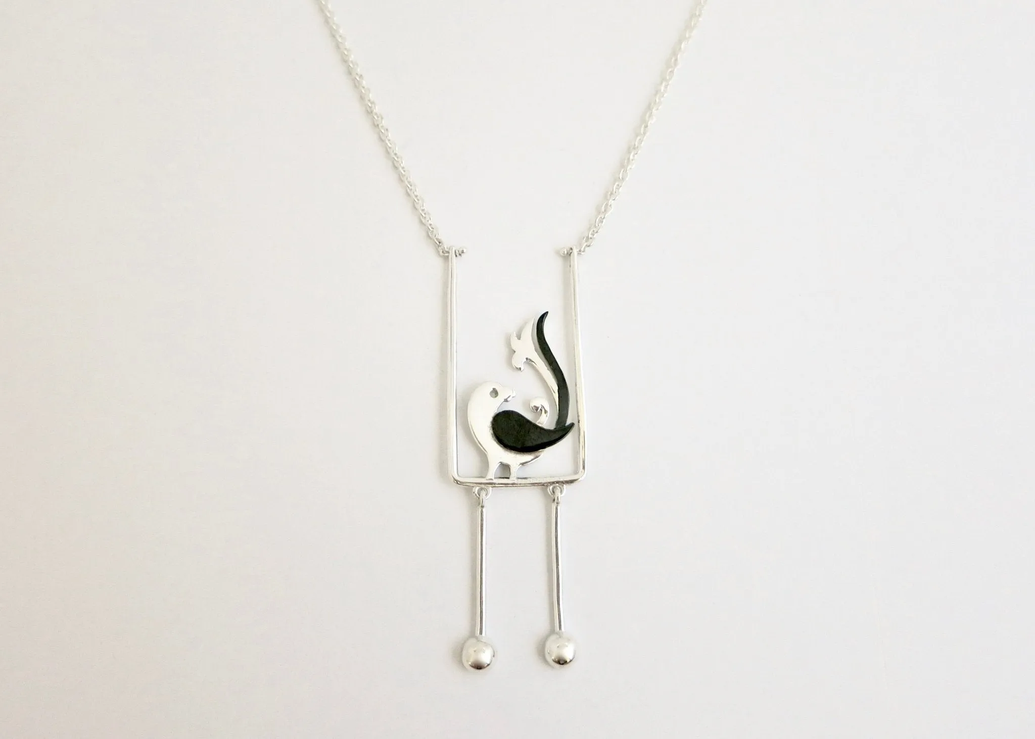 Minimalist, chic 'tota' (parrot) necklace