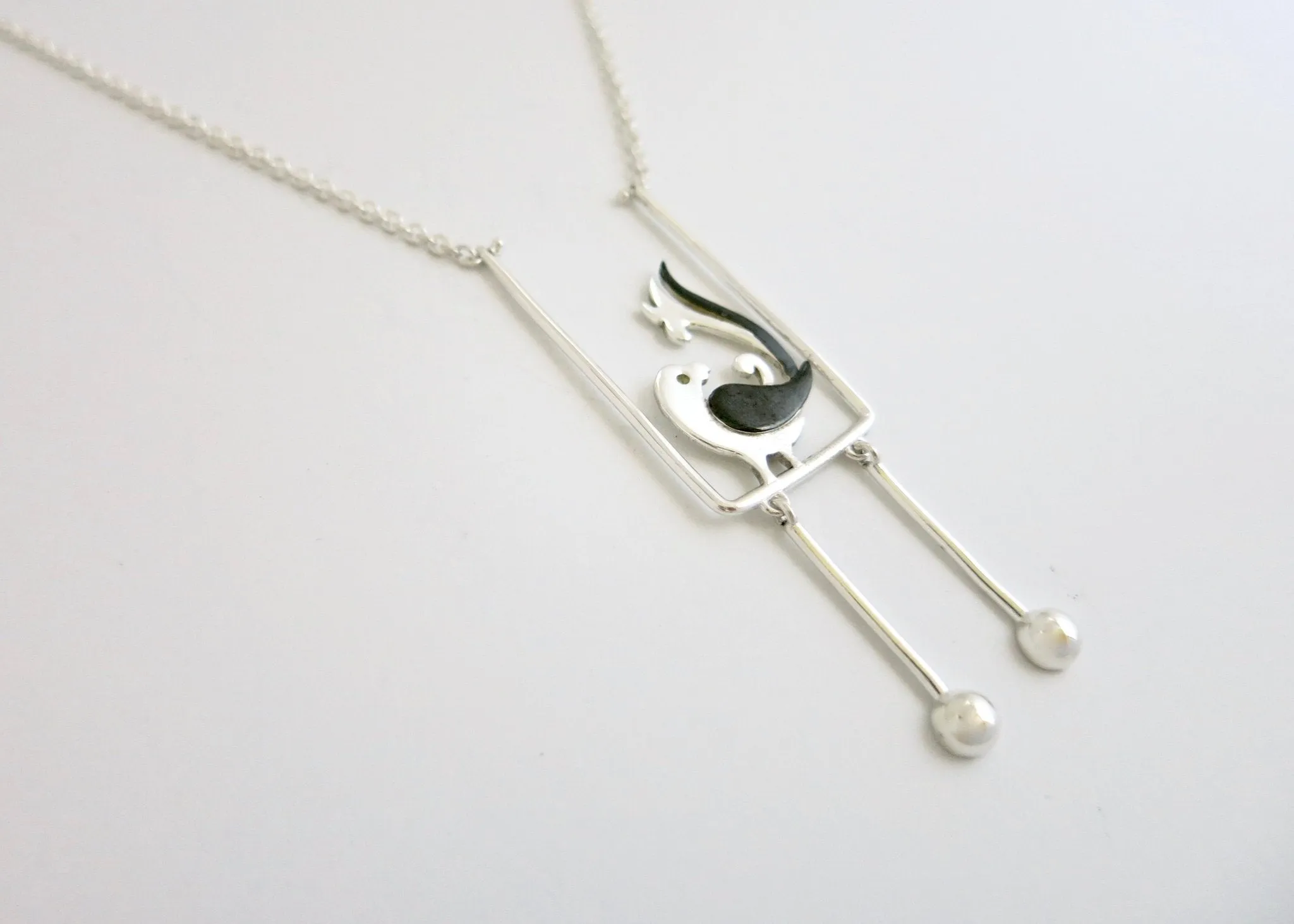 Minimalist, chic 'tota' (parrot) necklace