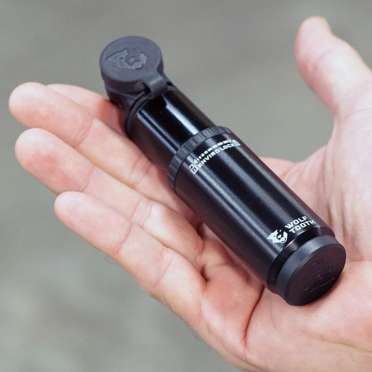 WOLF TOOTH ENCASE PUMP 30CC WITH TUBELESS TYRE PLUG TOOL